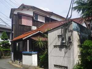 福岡市西区能古Ｉ様（旧旅館の本館）【外壁素材：モルタル・木】【モルタル面：高耐候性の塗料・木部：木の通気性を生かす塗料で塗装 】：施工前