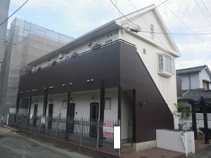 福岡市西区愛宕Ｔ様アパート【外壁素材：窯業系サイディング・屋根素材：スレート瓦】【外壁：防藻・防カビ機能のある塗料/屋根：耐久性・遮熱機能のある塗料で塗装】：施工後