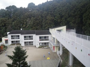 福岡市西区徳永Y幼稚園【外壁の滑落防止対策工事・ひび割れ補修後超伸縮塗料にて防水塗装】：施工前