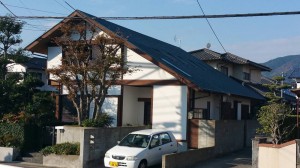 福岡市早良区田村K様【外壁：漆喰・木　防カビ・防藻性のある塗料で塗装　屋根：スレート瓦　遮熱性のある塗料で塗装】：施工後