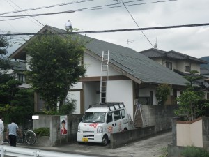 福岡市早良区田村K様【外壁：漆喰・木　防カビ・防藻性のある塗料で塗装　屋根：スレート瓦　遮熱性のある塗料で塗装】：施工前