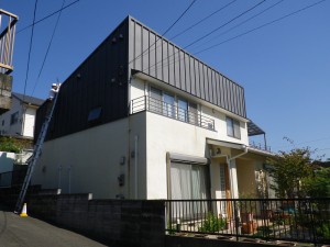 市民講座よりお問い合わせ　福岡市城南区樋井川M様【外壁素材：金属パネル・モルタル　優れた防水性と耐久性のある塗料で塗装・屋根素材：スレート瓦　高耐候性の塗料で塗装】：施工前