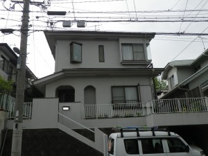 施工現場のご近隣様より　福岡市城南区樋井川Y様【外壁素材：モルタル　防藻・防カビ、透湿性に優れた塗料で塗装・屋根素材：スレート瓦からパブコシングルへ　カバー工法】：施工前